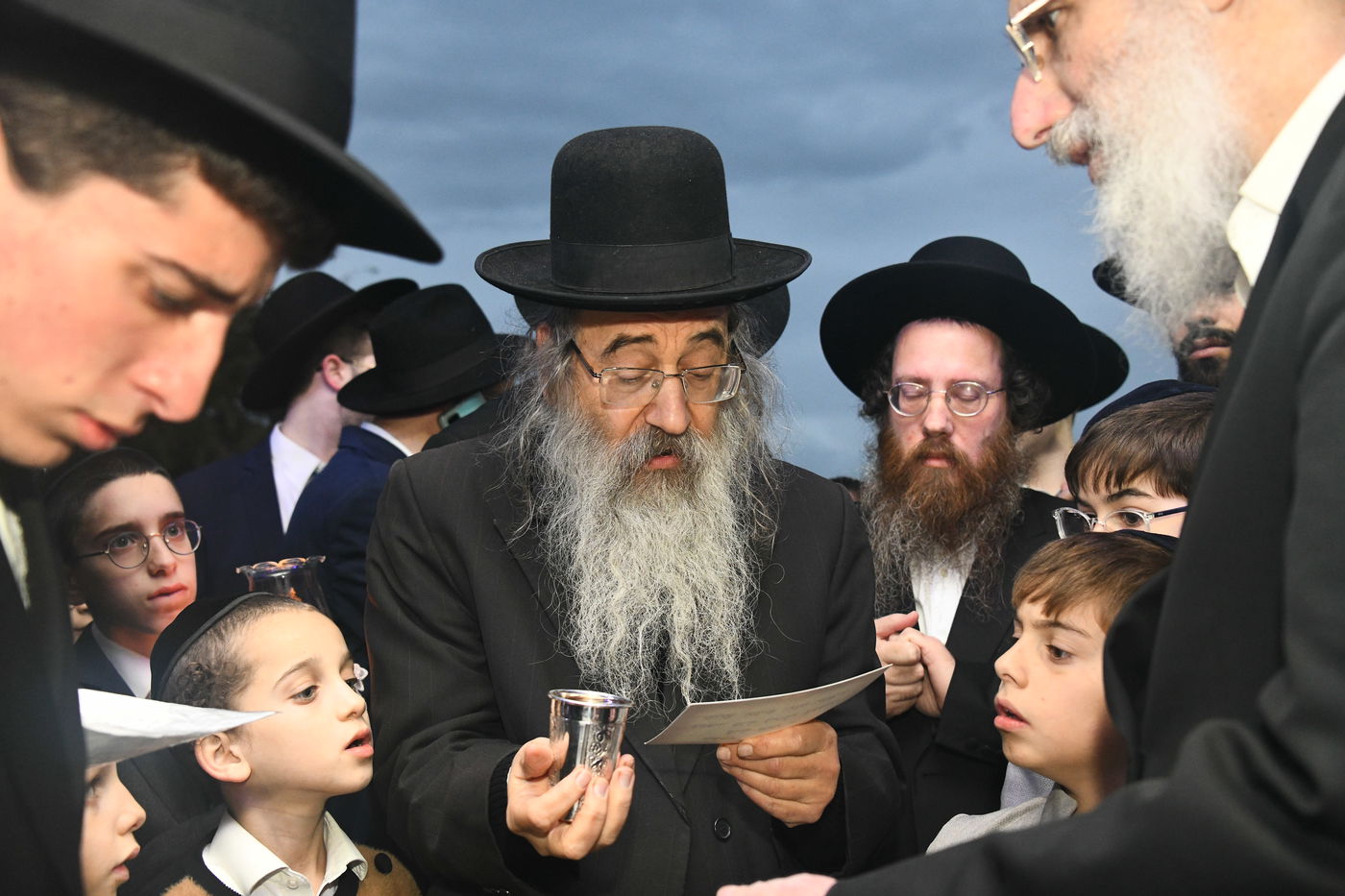 המונים בחתונת בנו של הגאון רבי עמרם פריד • צפו בגלריה