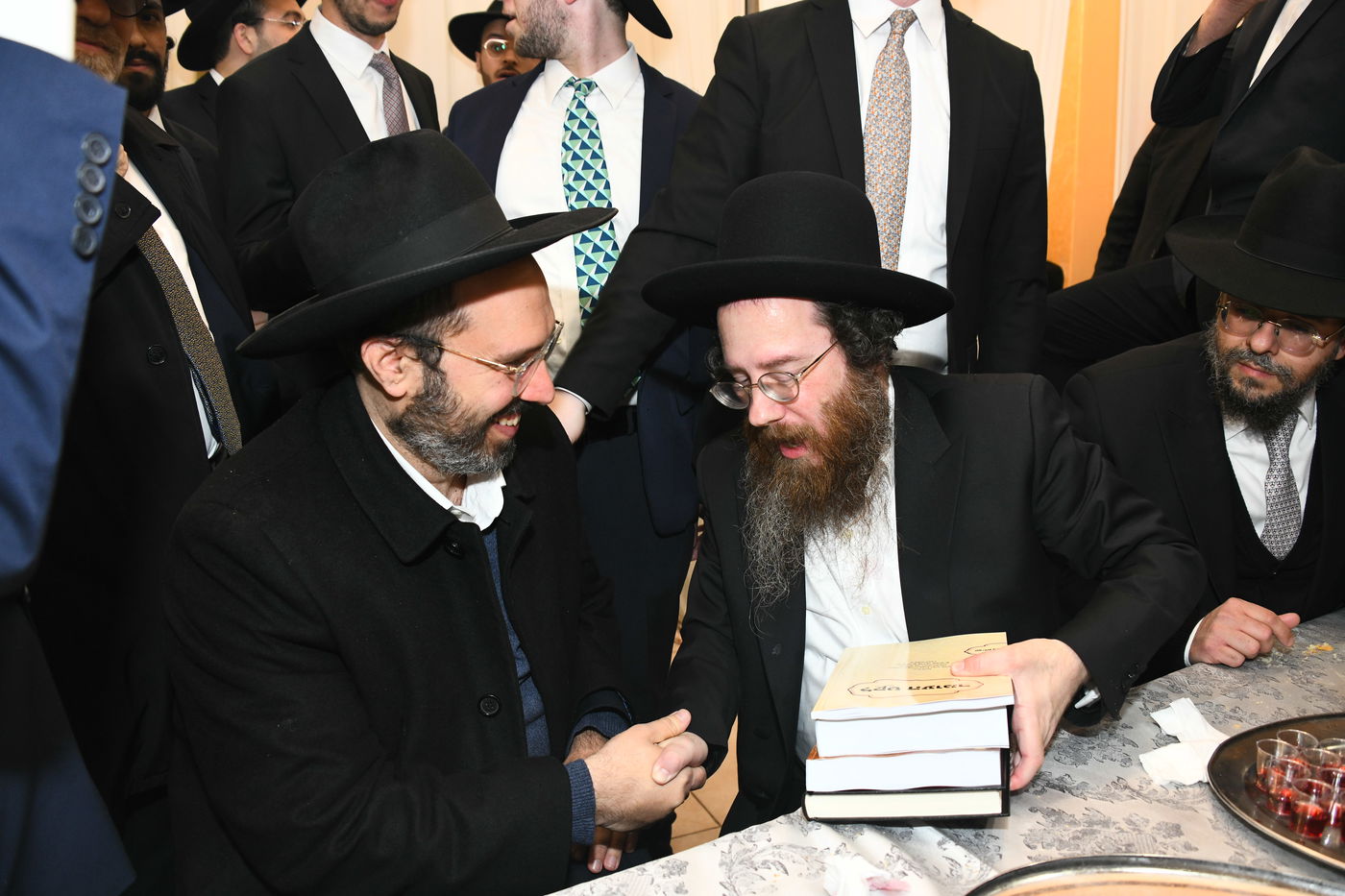 המונים בחתונת בנו של הגאון רבי עמרם פריד • צפו בגלריה