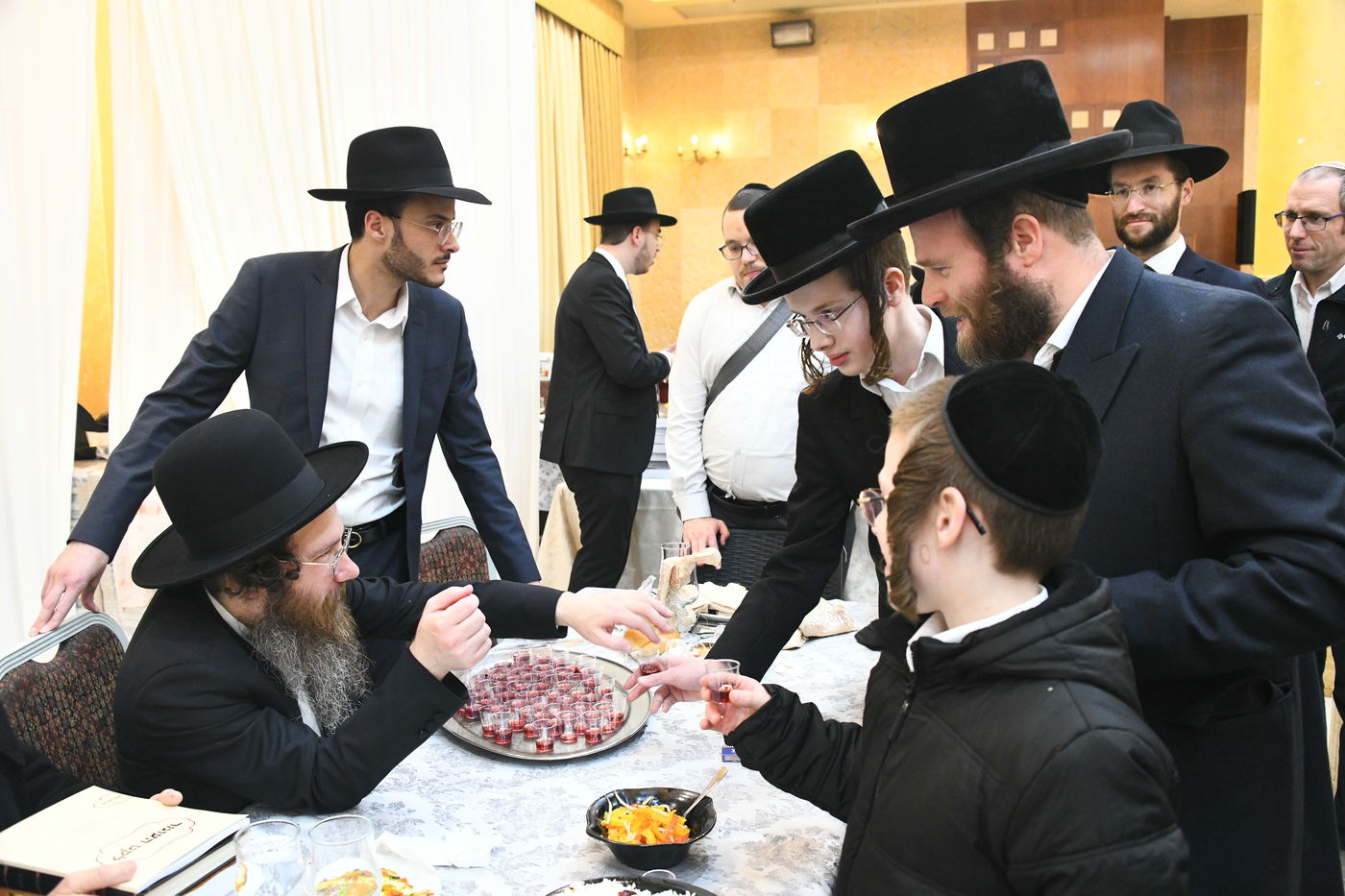 המונים בחתונת בנו של הגאון רבי עמרם פריד • צפו בגלריה