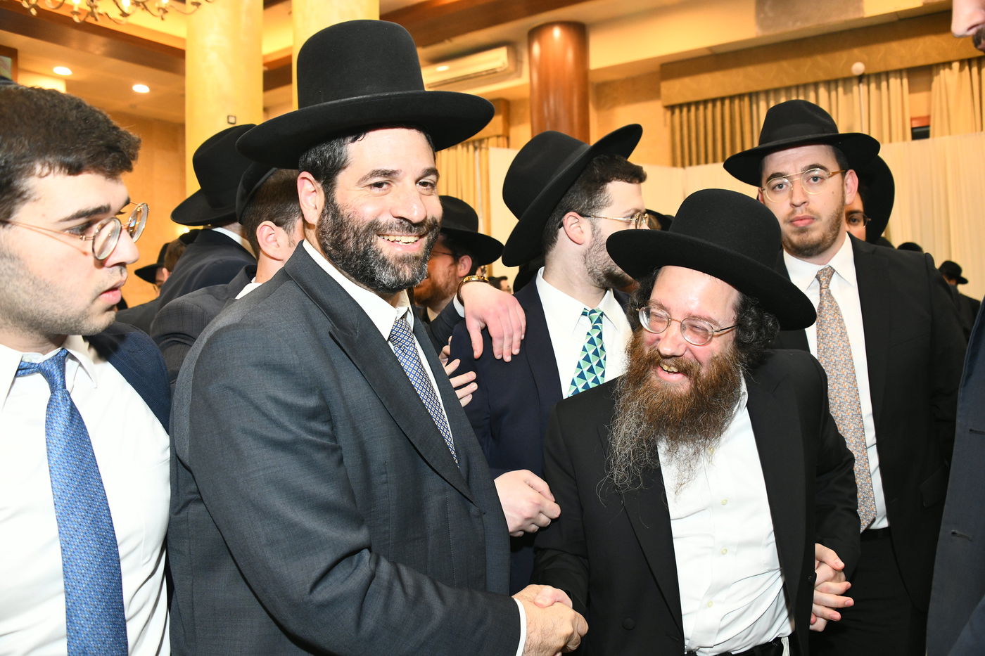 המונים בחתונת בנו של הגאון רבי עמרם פריד • צפו בגלריה