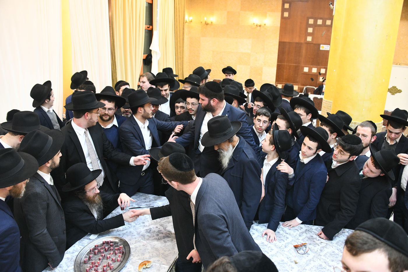 המונים בחתונת בנו של הגאון רבי עמרם פריד • צפו בגלריה