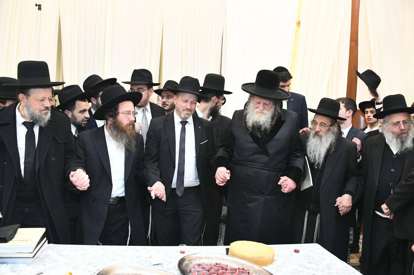 המונים בחתונת בנו של הגאון רבי עמרם פריד • צפו בגלריה