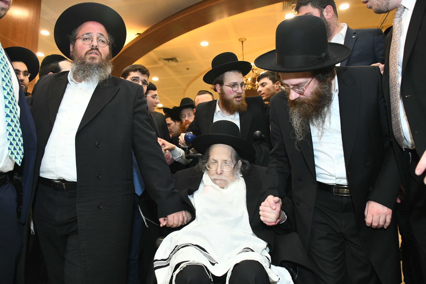 המונים בחתונת בנו של הגאון רבי עמרם פריד • צפו בגלריה