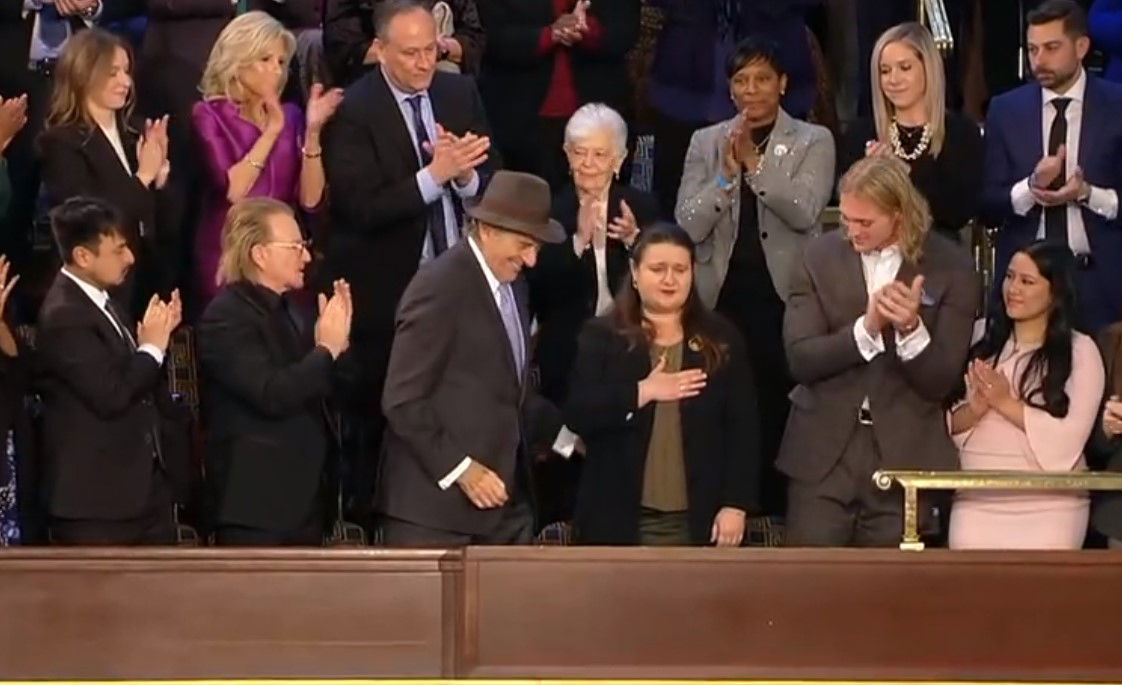 שגרירת אוקראינה בארצות הברית מתקבלת בתשואות בזמן נאום ביידן