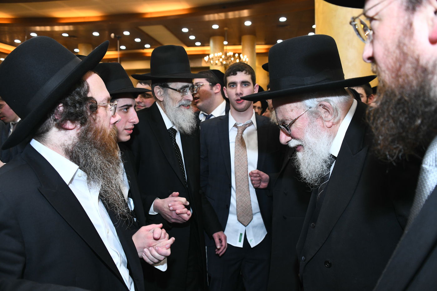 המונים בחתונת בנו של הגאון רבי עמרם פריד • צפו בגלריה