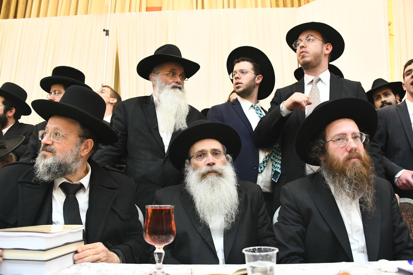 המונים בחתונת בנו של הגאון רבי עמרם פריד • צפו בגלריה