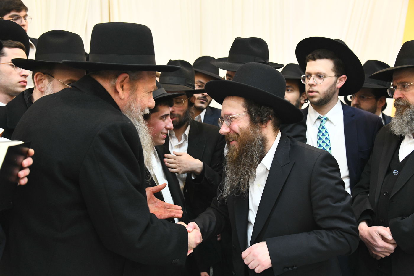 המונים בחתונת בנו של הגאון רבי עמרם פריד • צפו בגלריה