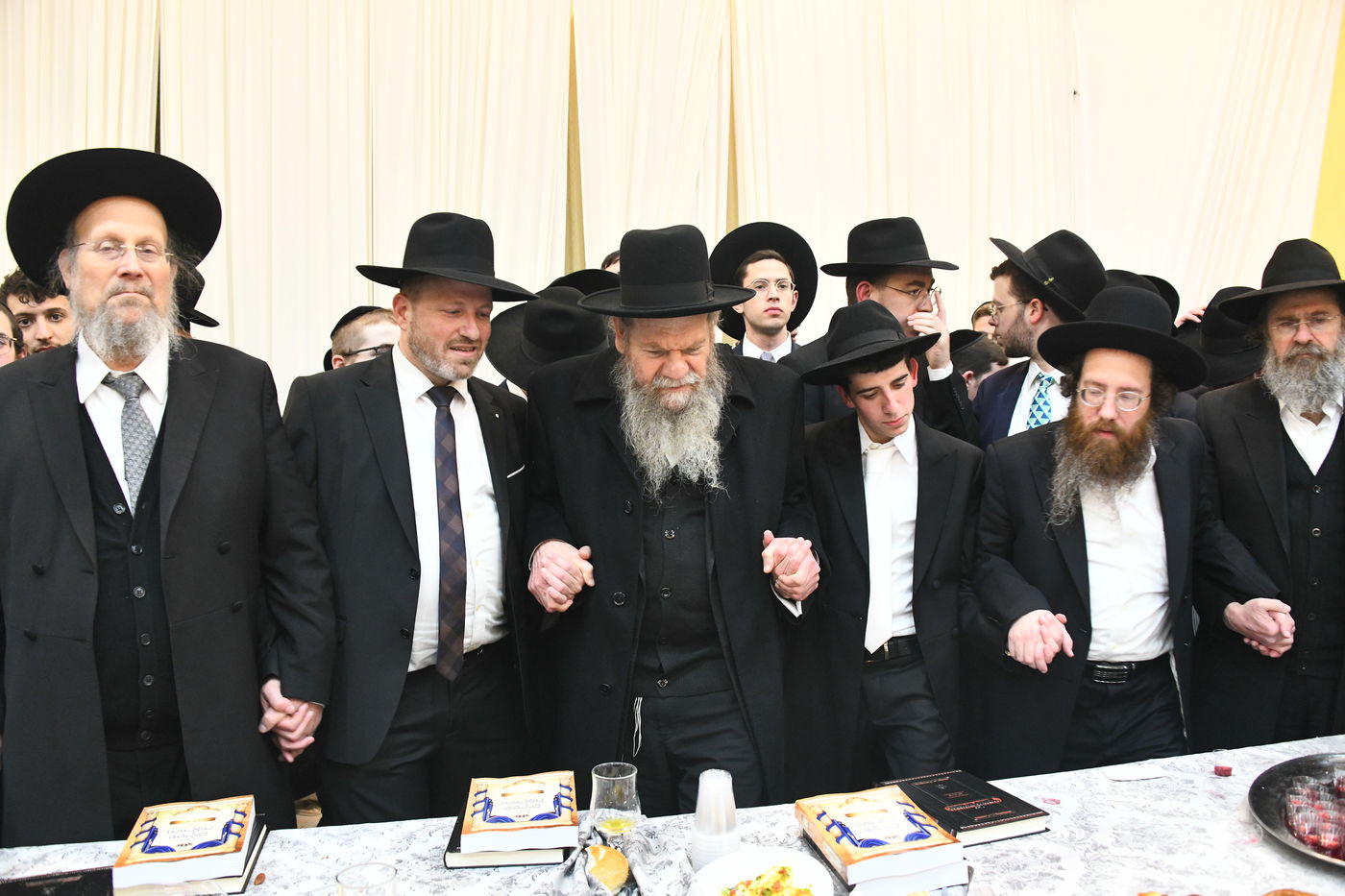 המונים בחתונת בנו של הגאון רבי עמרם פריד • צפו בגלריה