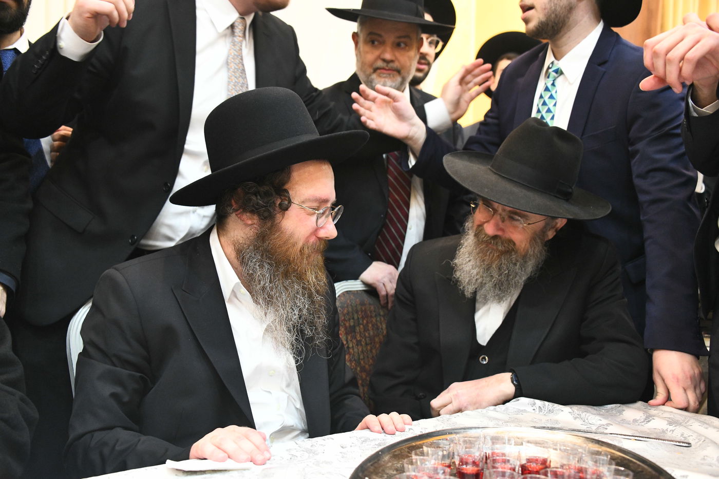 המונים בחתונת בנו של הגאון רבי עמרם פריד • צפו בגלריה