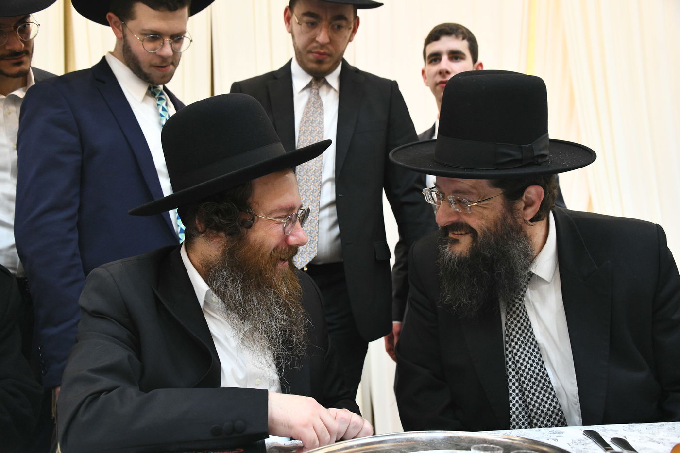 המונים בחתונת בנו של הגאון רבי עמרם פריד • צפו בגלריה