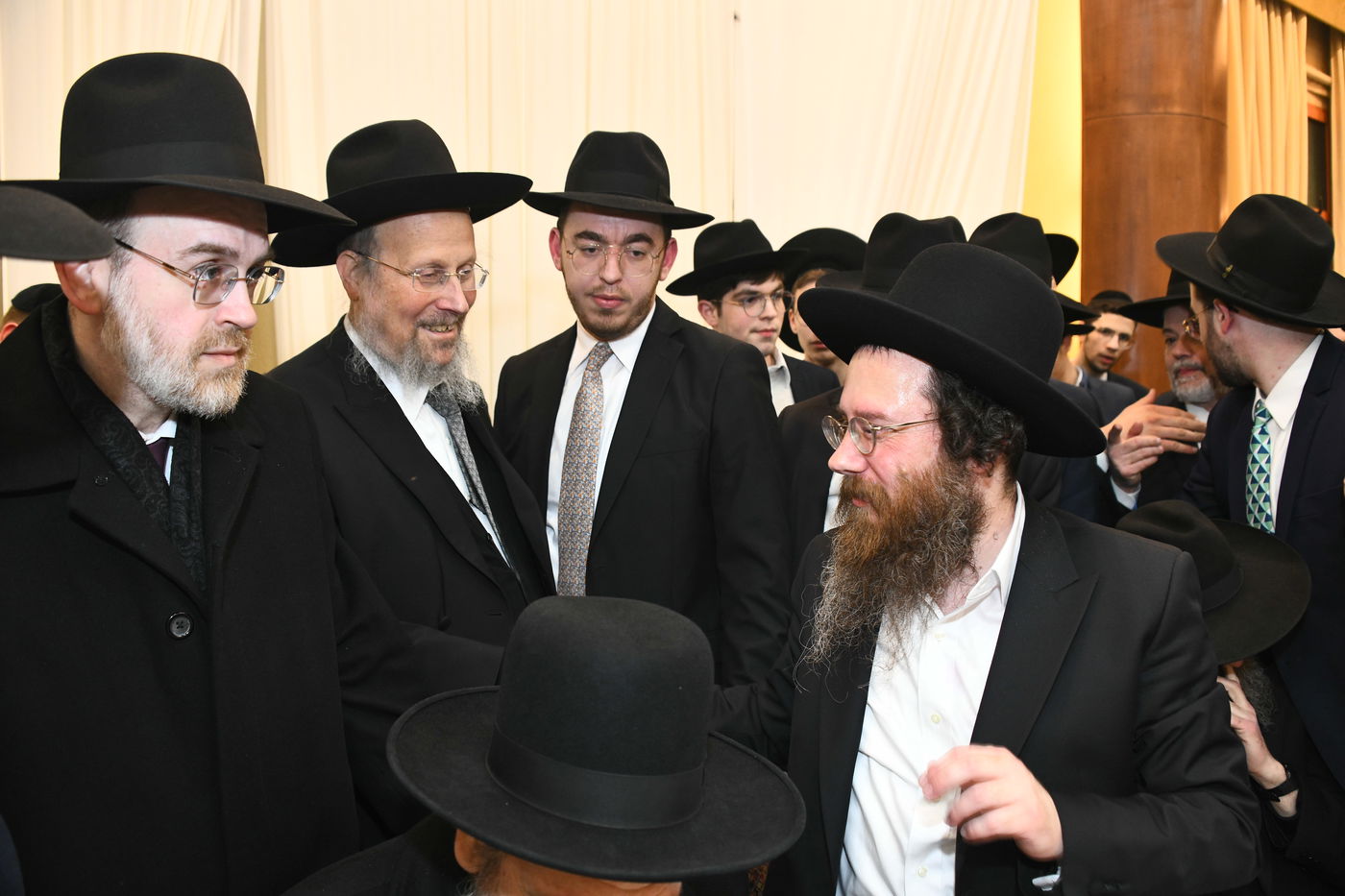 המונים בחתונת בנו של הגאון רבי עמרם פריד • צפו בגלריה