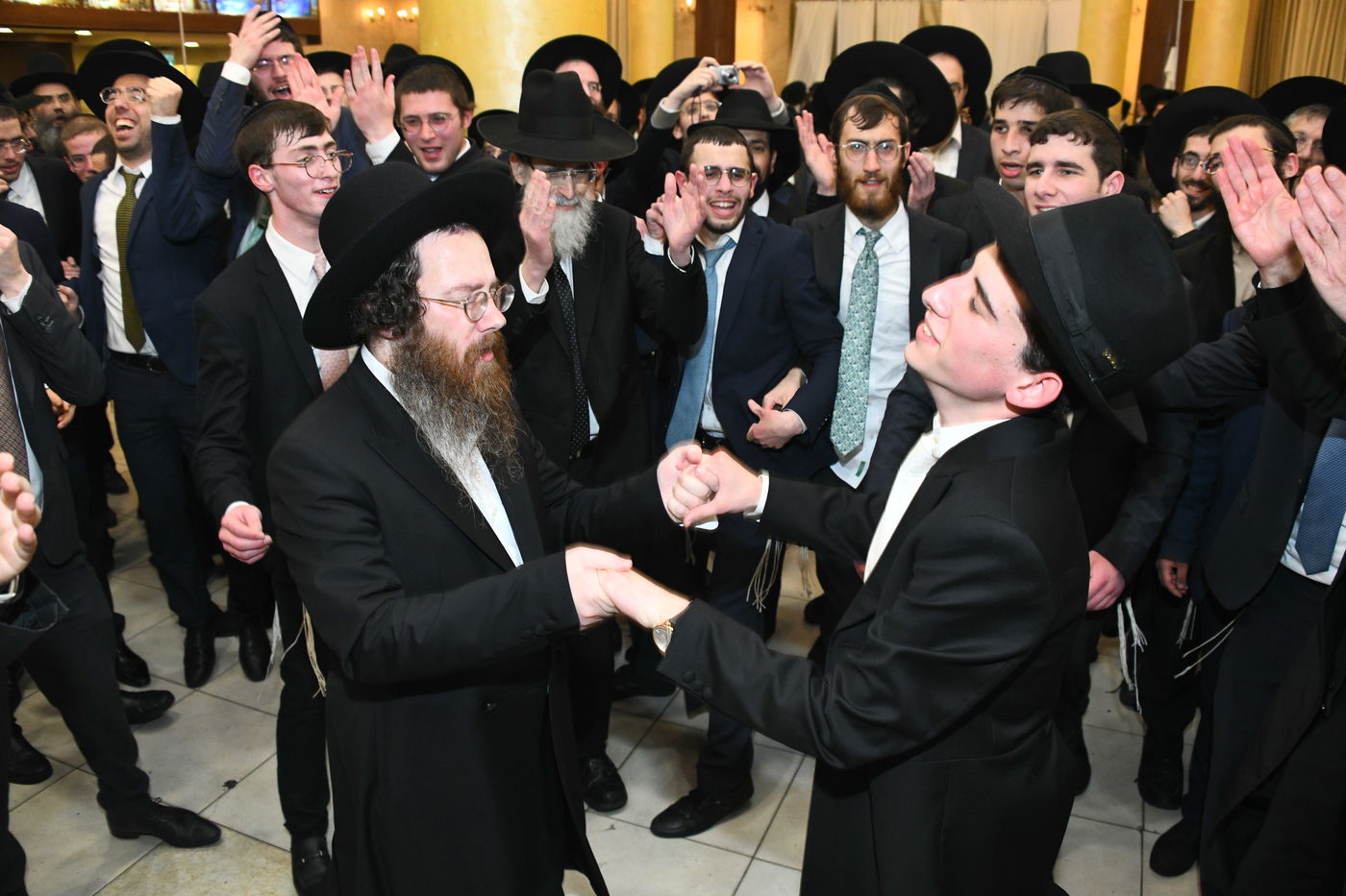 המונים בחתונת בנו של הגאון רבי עמרם פריד • צפו בגלריה
