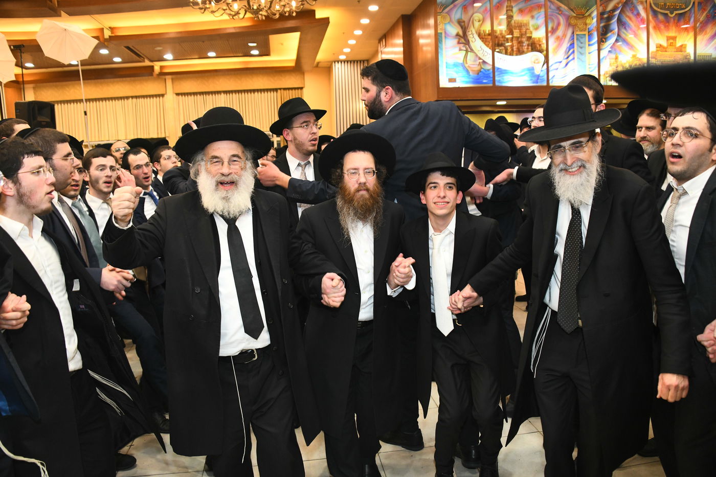 המונים בחתונת בנו של הגאון רבי עמרם פריד • צפו בגלריה