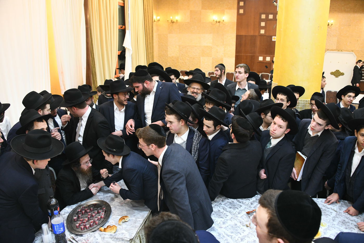 המונים בחתונת בנו של הגאון רבי עמרם פריד • צפו בגלריה