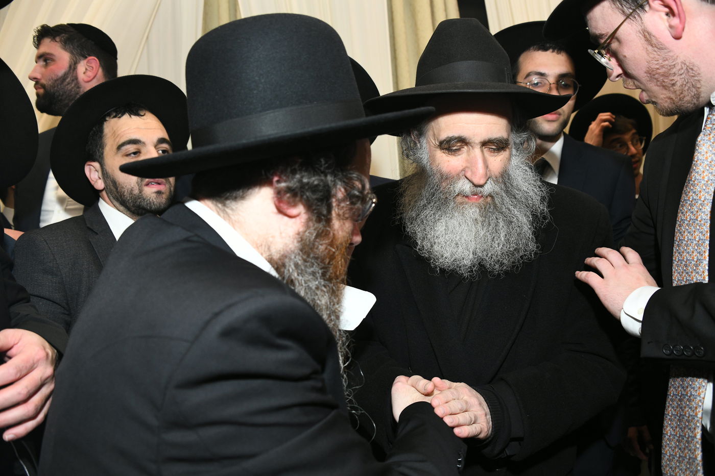 המונים בחתונת בנו של הגאון רבי עמרם פריד • צפו בגלריה