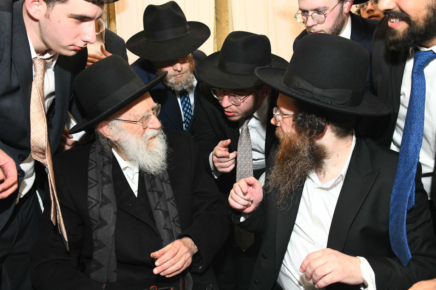 המונים בחתונת בנו של הגאון רבי עמרם פריד • צפו בגלריה