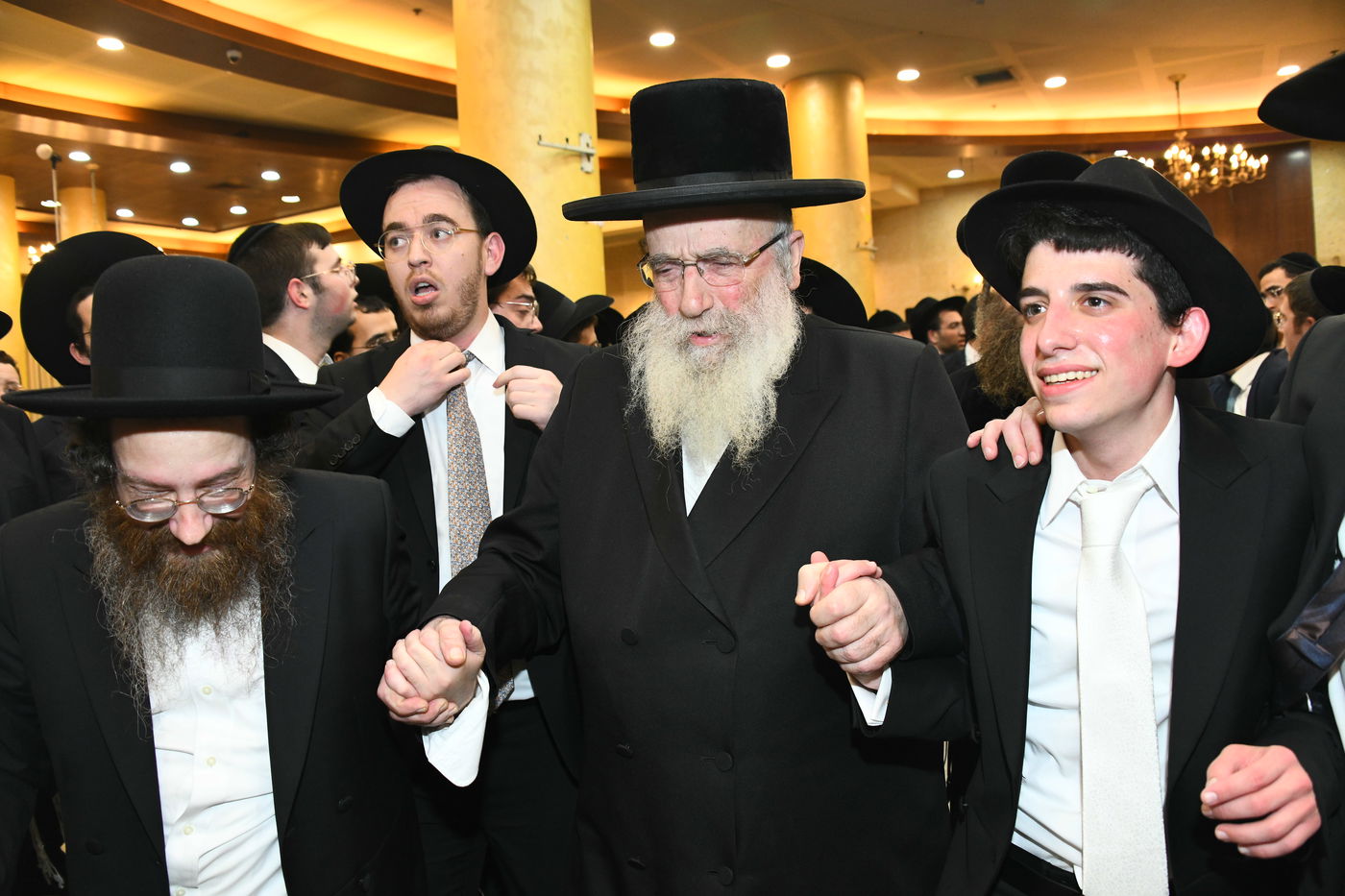 המונים בחתונת בנו של הגאון רבי עמרם פריד • צפו בגלריה