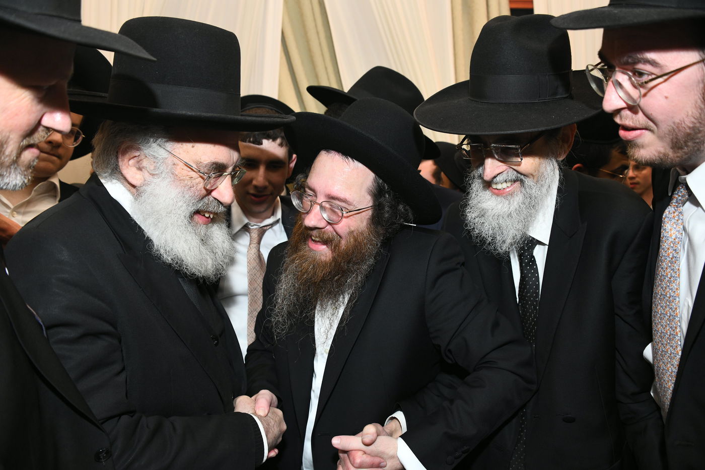 המונים בחתונת בנו של הגאון רבי עמרם פריד • צפו בגלריה