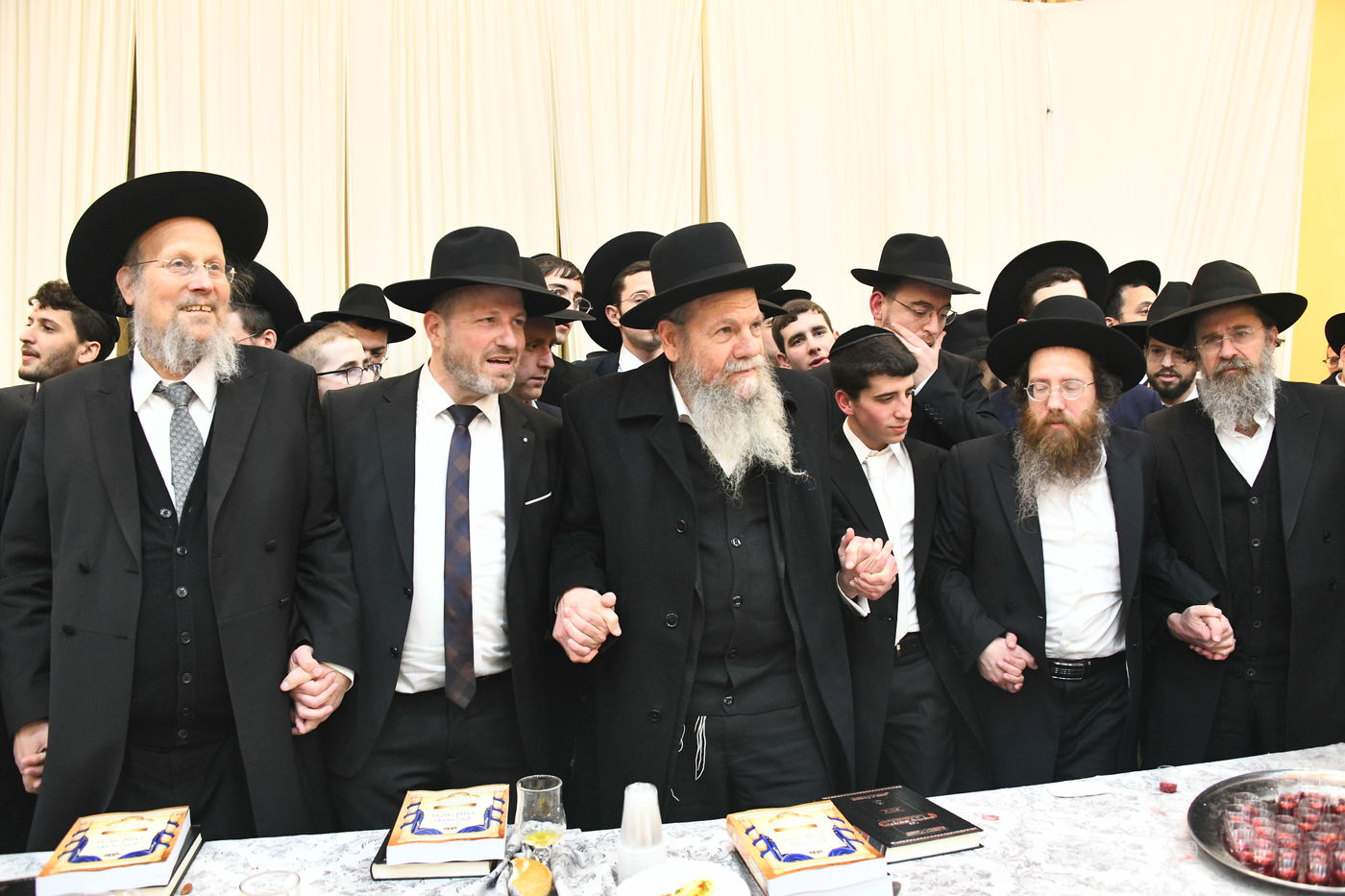 המונים בחתונת בנו של הגאון רבי עמרם פריד • צפו בגלריה