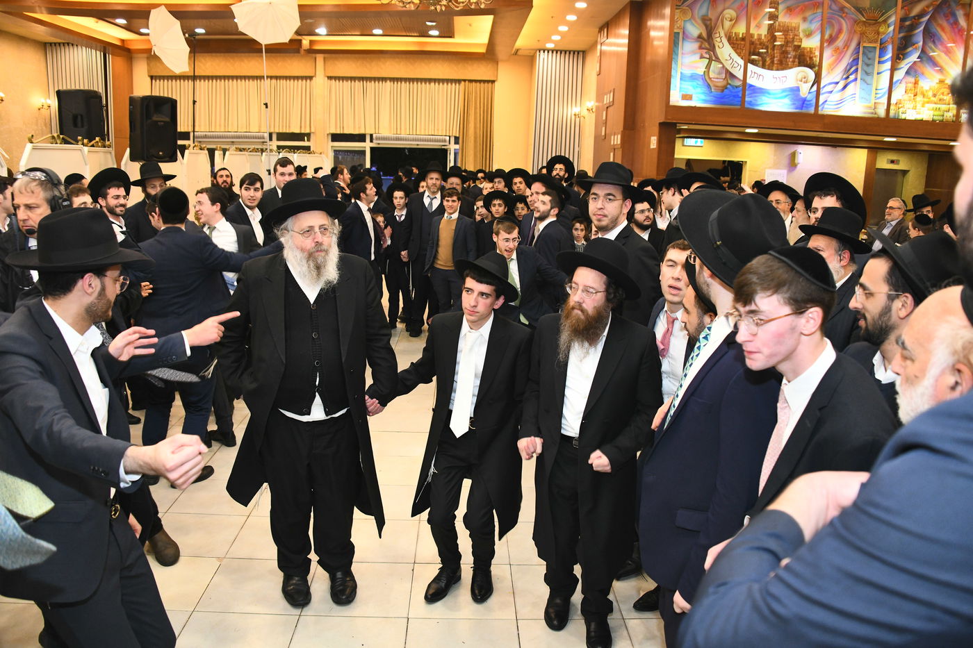 המונים בחתונת בנו של הגאון רבי עמרם פריד • צפו בגלריה