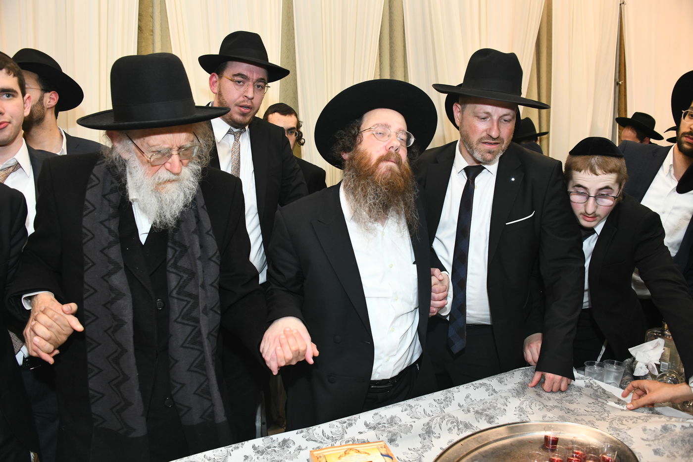 המונים בחתונת בנו של הגאון רבי עמרם פריד • צפו בגלריה