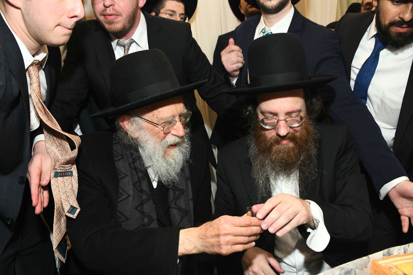 המונים בחתונת בנו של הגאון רבי עמרם פריד • צפו בגלריה