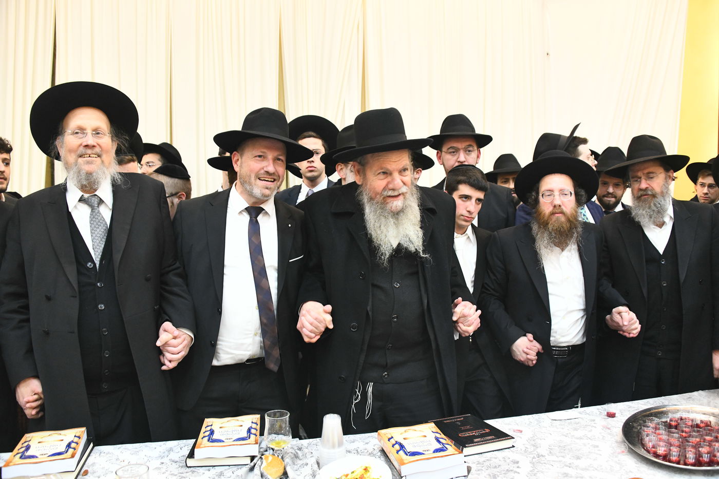 המונים בחתונת בנו של הגאון רבי עמרם פריד • צפו בגלריה