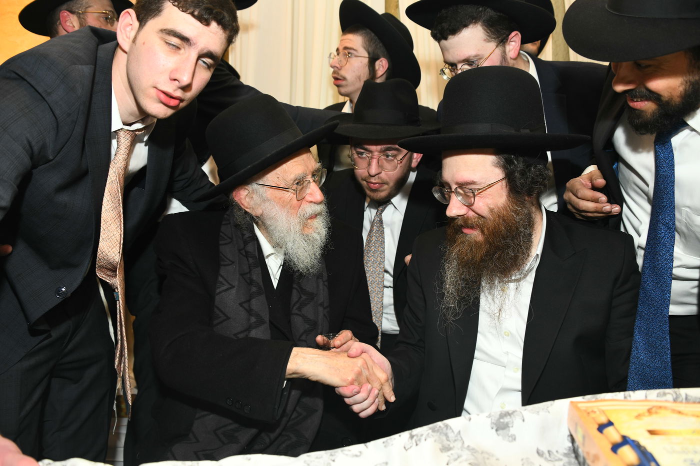 המונים בחתונת בנו של הגאון רבי עמרם פריד • צפו בגלריה