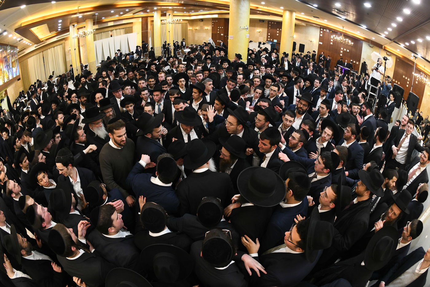 המונים בחתונת בנו של הגאון רבי עמרם פריד • צפו בגלריה