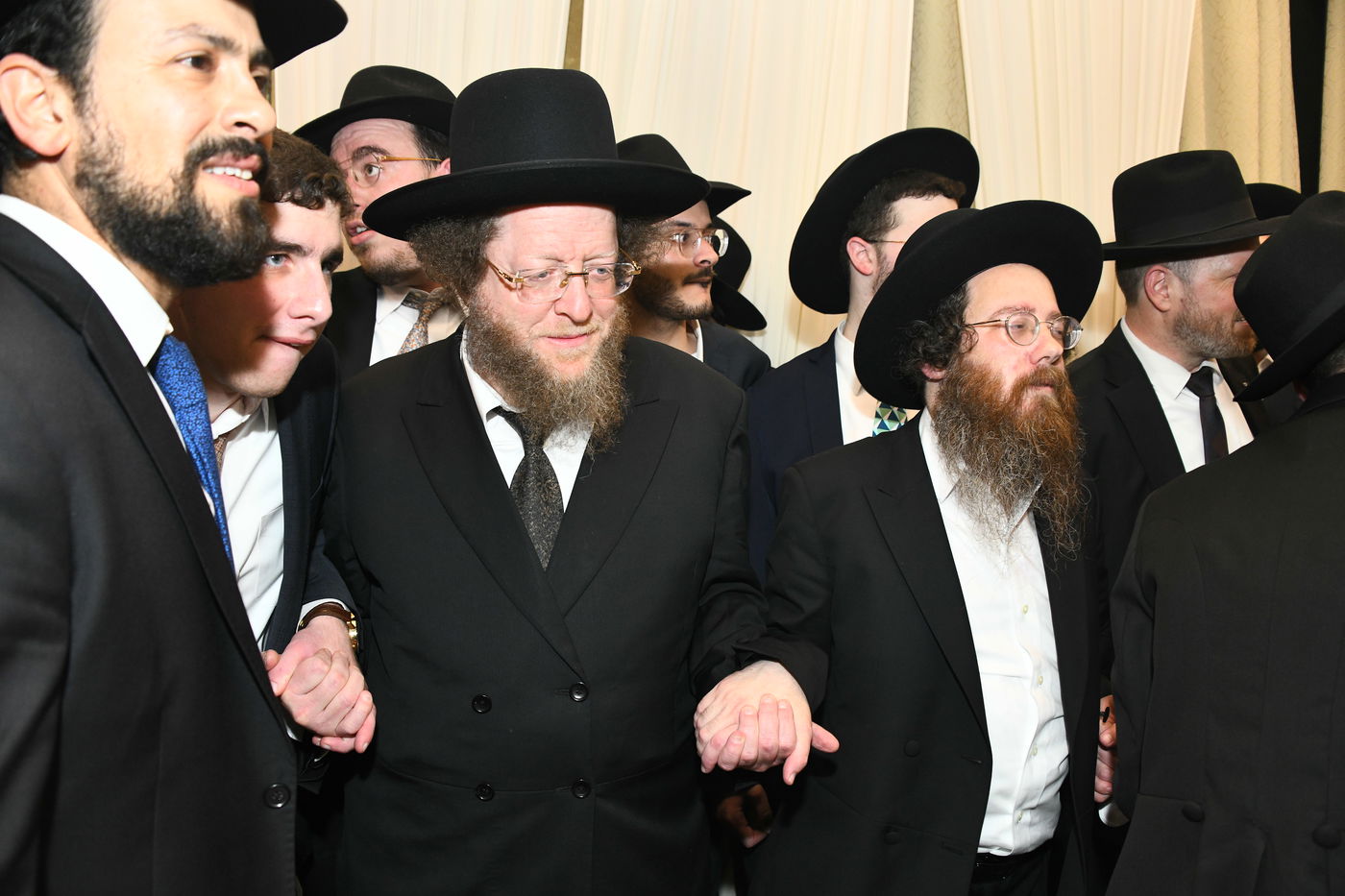 המונים בחתונת בנו של הגאון רבי עמרם פריד • צפו בגלריה