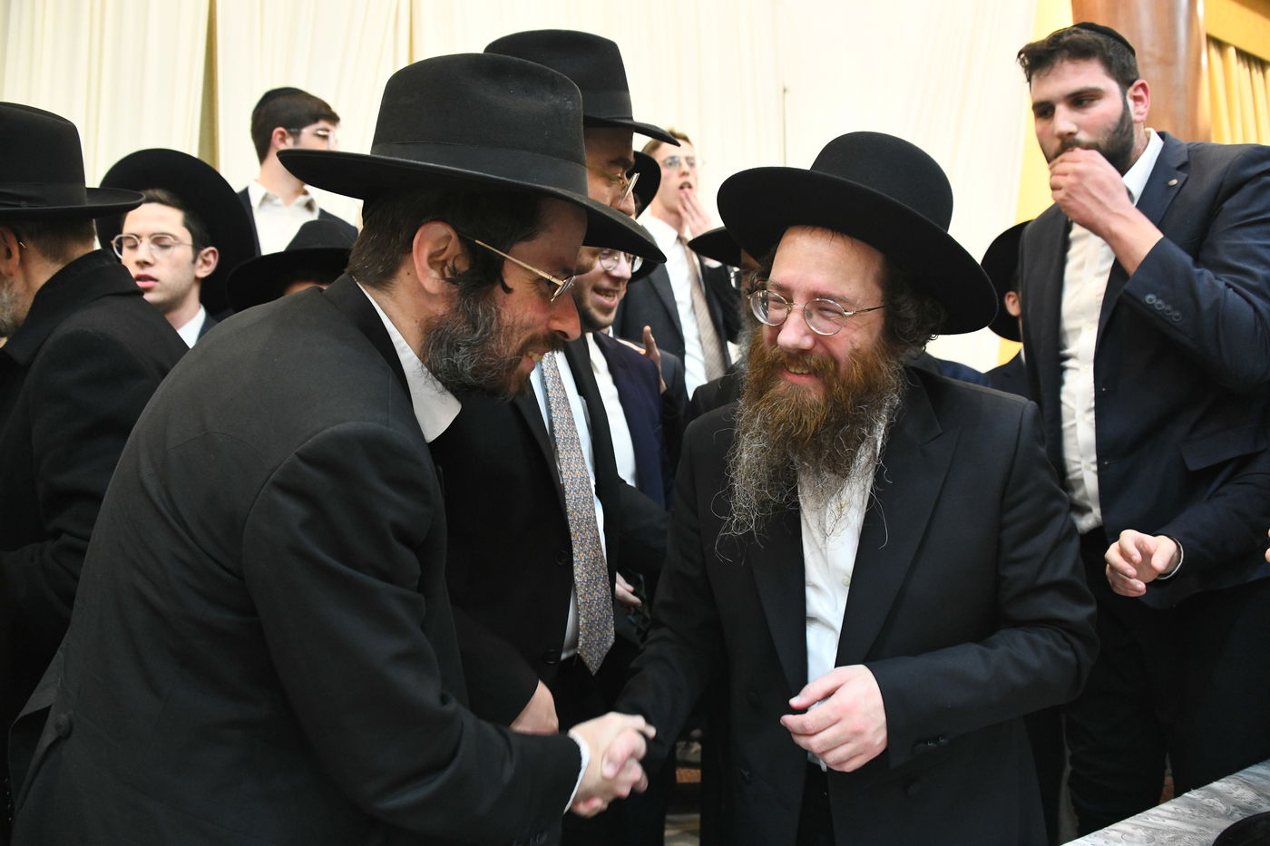 המונים בחתונת בנו של הגאון רבי עמרם פריד • צפו בגלריה