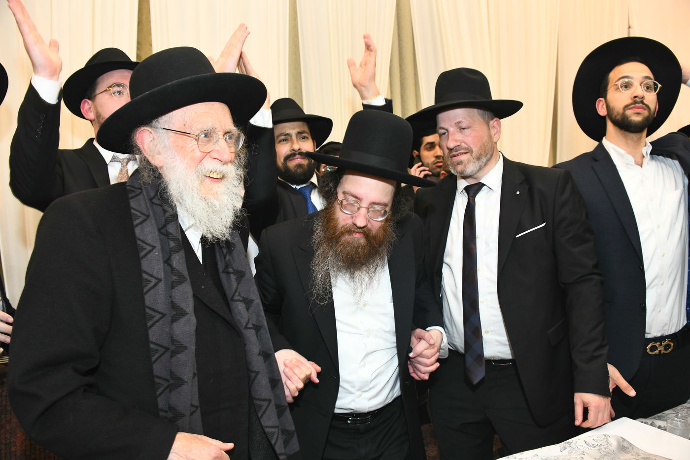 המונים בחתונת בנו של הגאון רבי עמרם פריד • צפו בגלריה