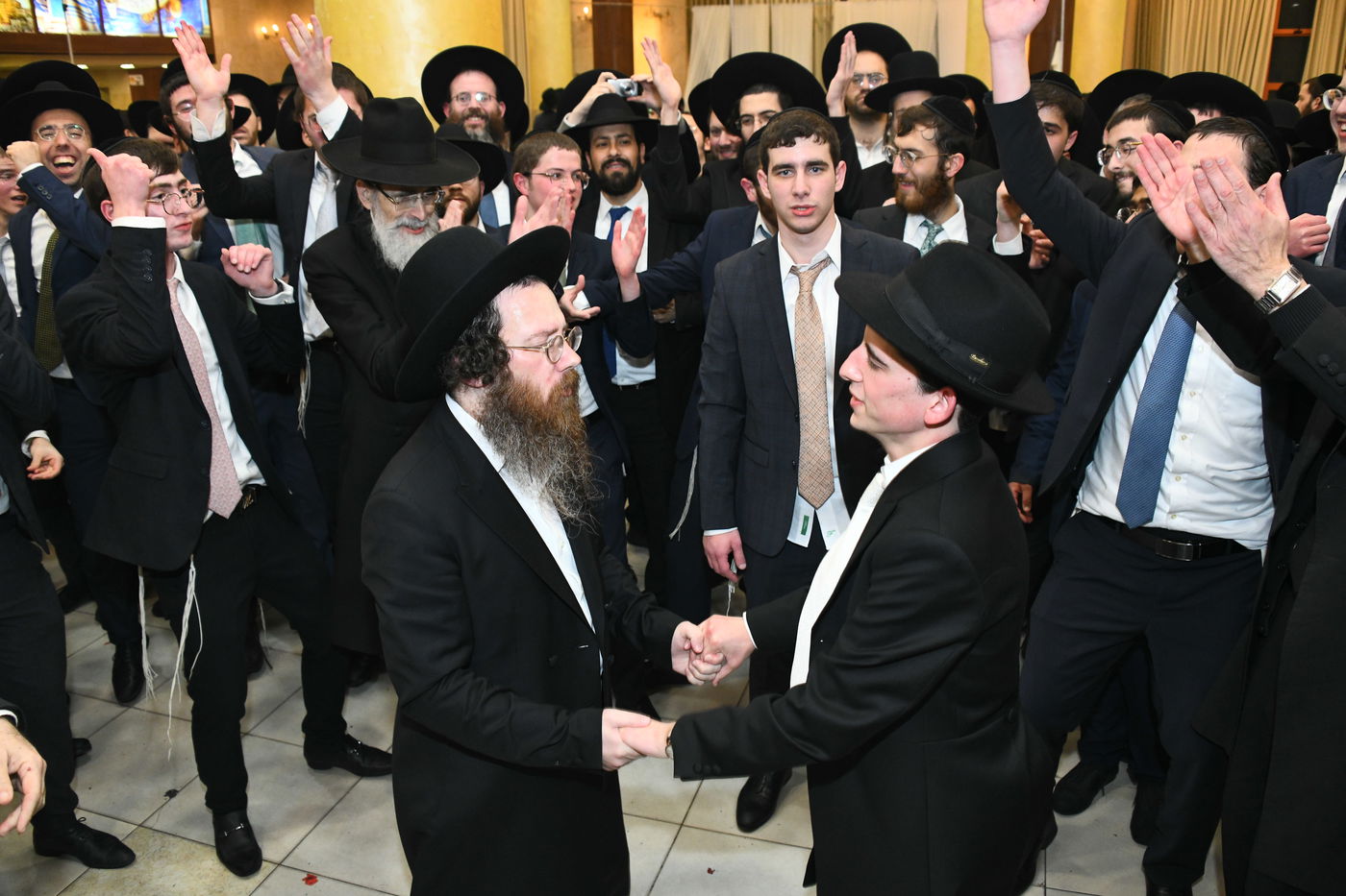 המונים בחתונת בנו של הגאון רבי עמרם פריד • צפו בגלריה