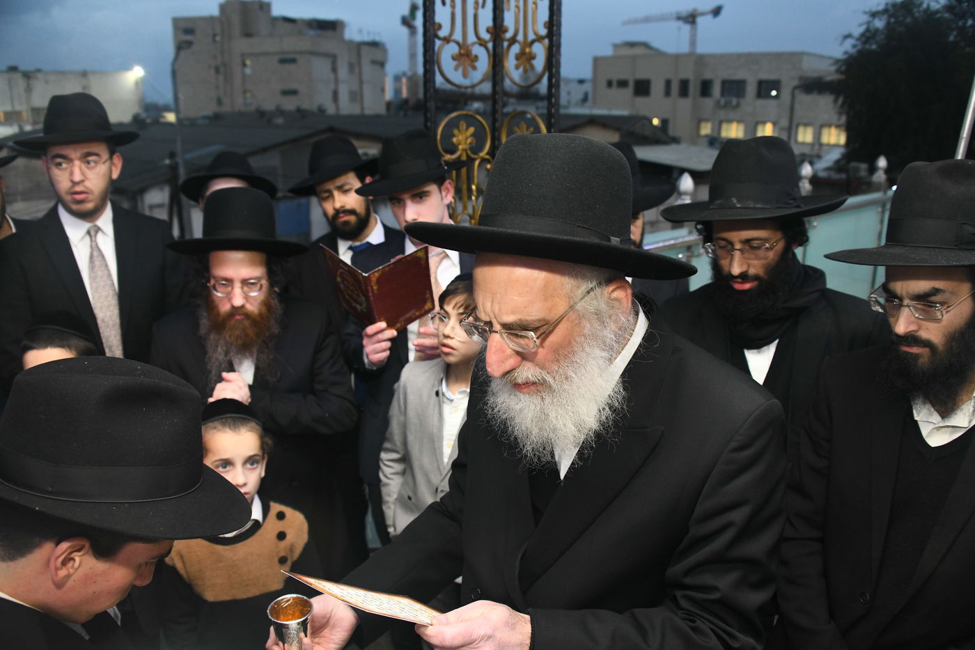 המונים בחתונת בנו של הגאון רבי עמרם פריד • צפו בגלריה