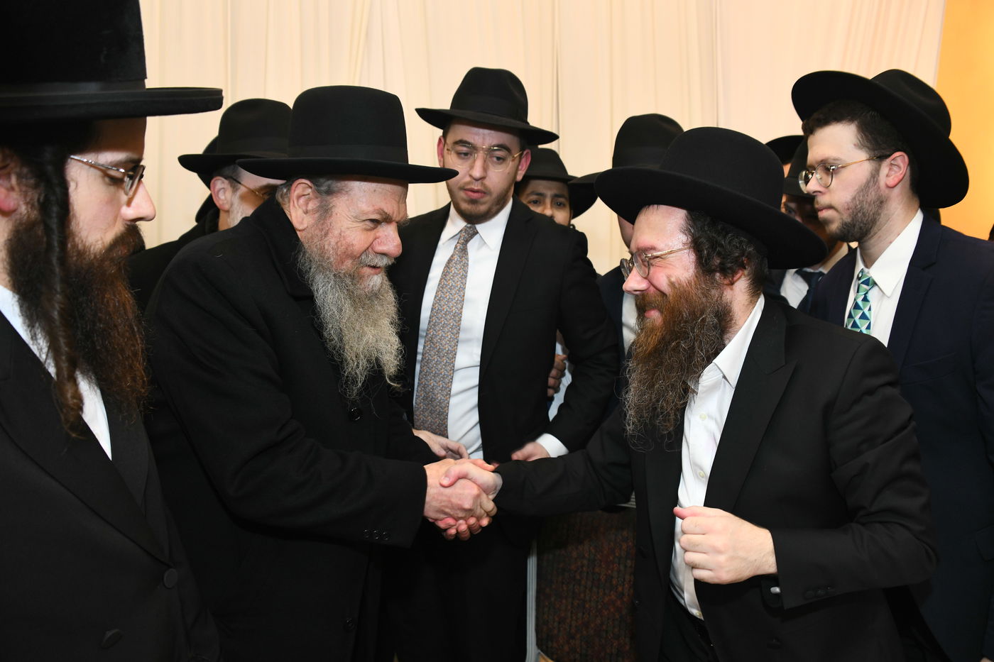 המונים בחתונת בנו של הגאון רבי עמרם פריד • צפו בגלריה