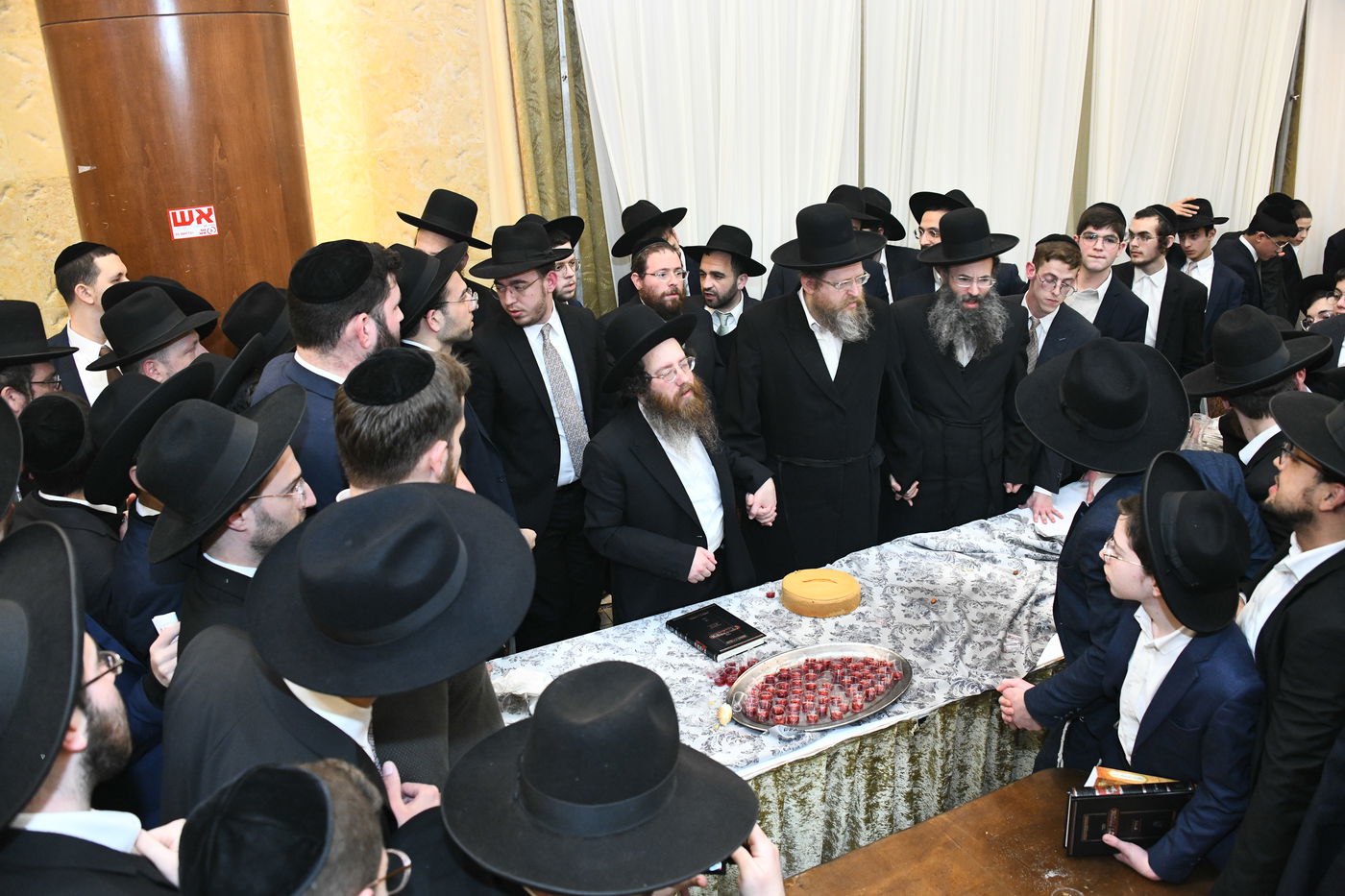 המונים בחתונת בנו של הגאון רבי עמרם פריד • צפו בגלריה