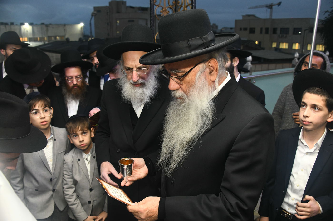 המונים בחתונת בנו של הגאון רבי עמרם פריד • צפו בגלריה