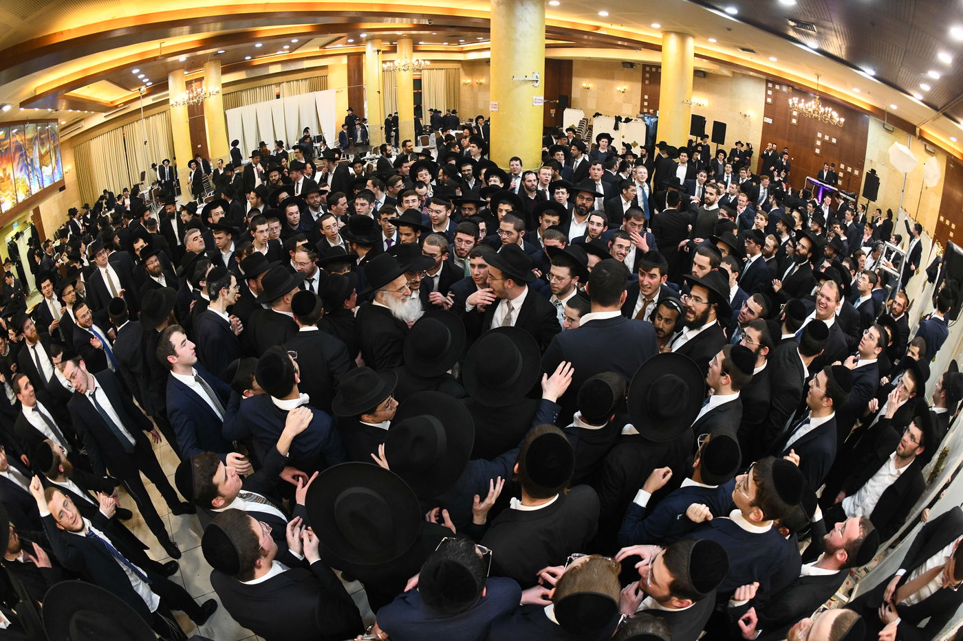 המונים בחתונת בנו של הגאון רבי עמרם פריד • צפו בגלריה