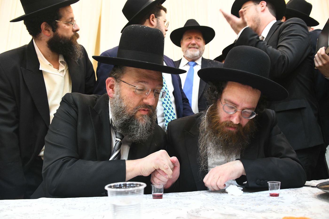 המונים בחתונת בנו של הגאון רבי עמרם פריד • צפו בגלריה