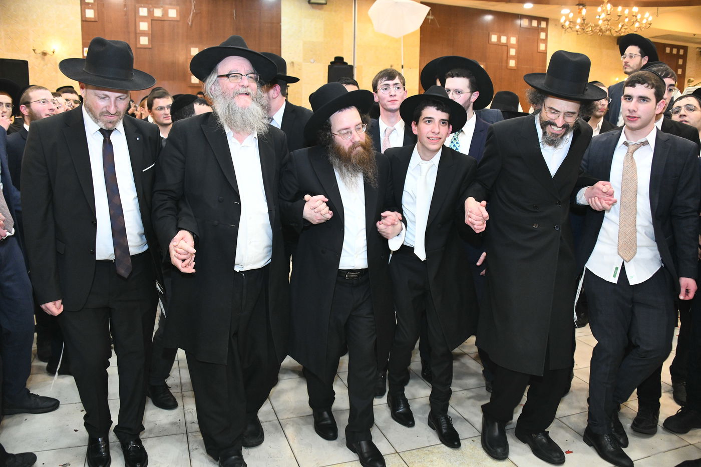 המונים בחתונת בנו של הגאון רבי עמרם פריד • צפו בגלריה