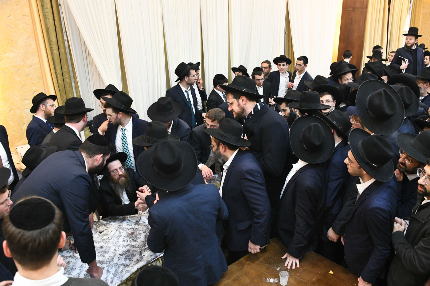 המונים בחתונת בנו של הגאון רבי עמרם פריד • צפו בגלריה