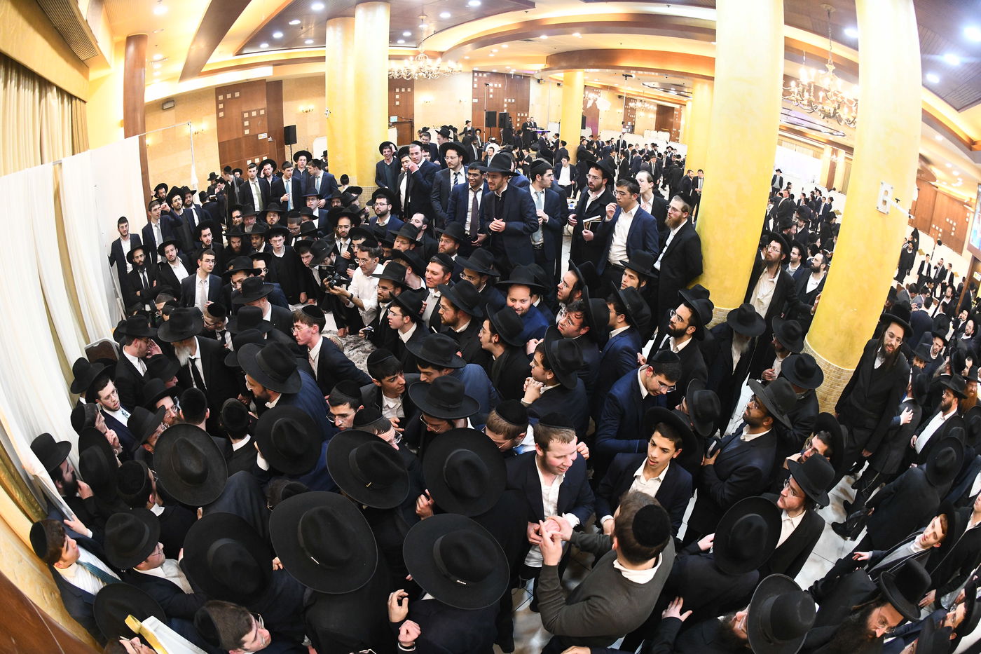 המונים בחתונת בנו של הגאון רבי עמרם פריד • צפו בגלריה
