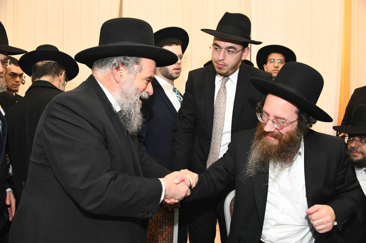 המונים בחתונת בנו של הגאון רבי עמרם פריד • צפו בגלריה