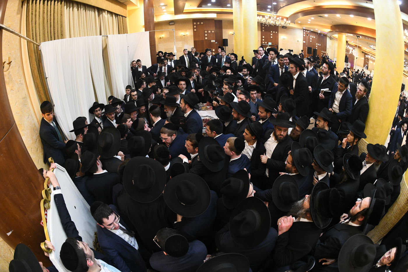 המונים בחתונת בנו של הגאון רבי עמרם פריד • צפו בגלריה