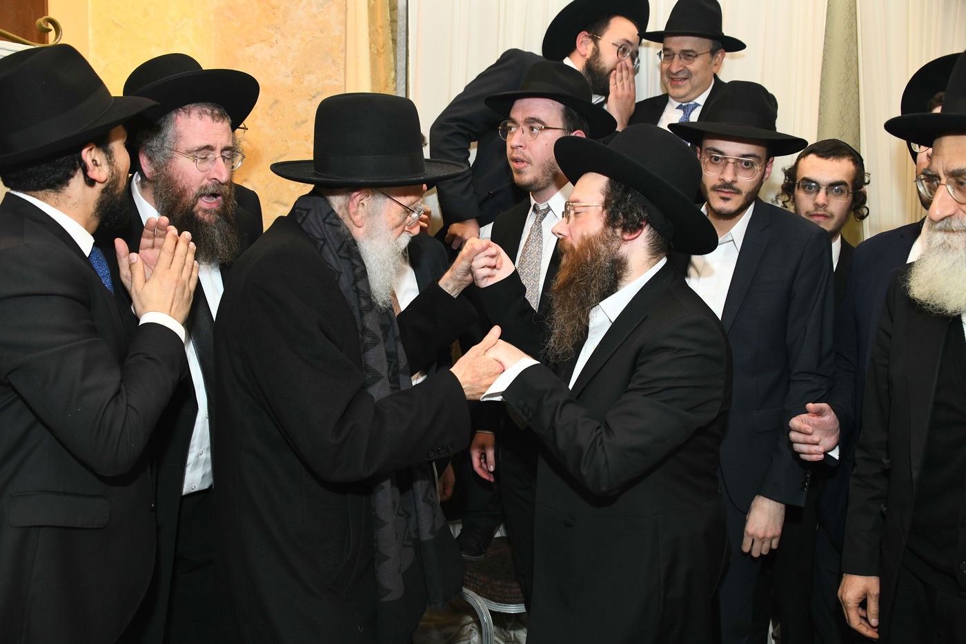 המונים בחתונת בנו של הגאון רבי עמרם פריד • צפו בגלריה