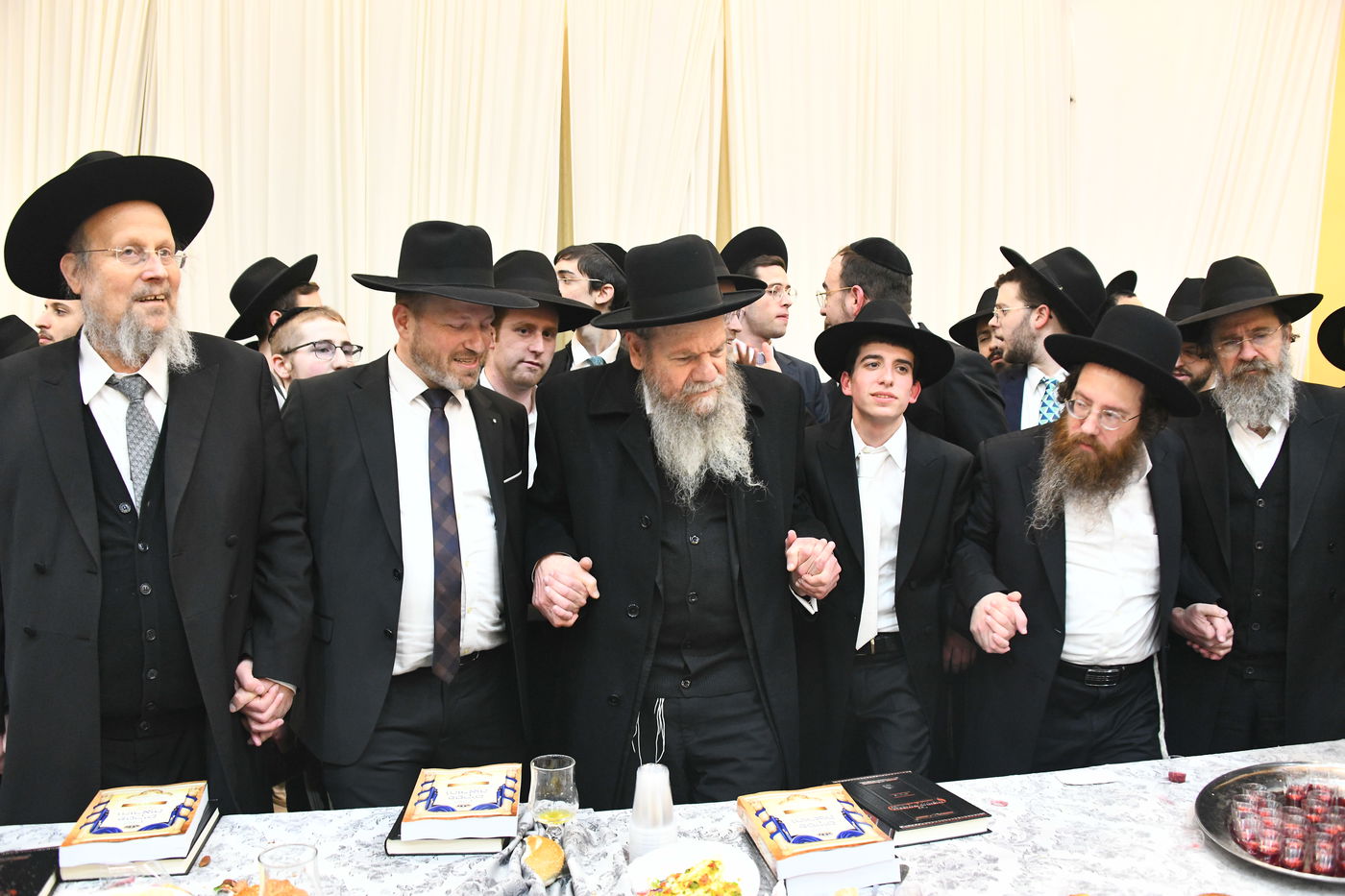 המונים בחתונת בנו של הגאון רבי עמרם פריד • צפו בגלריה