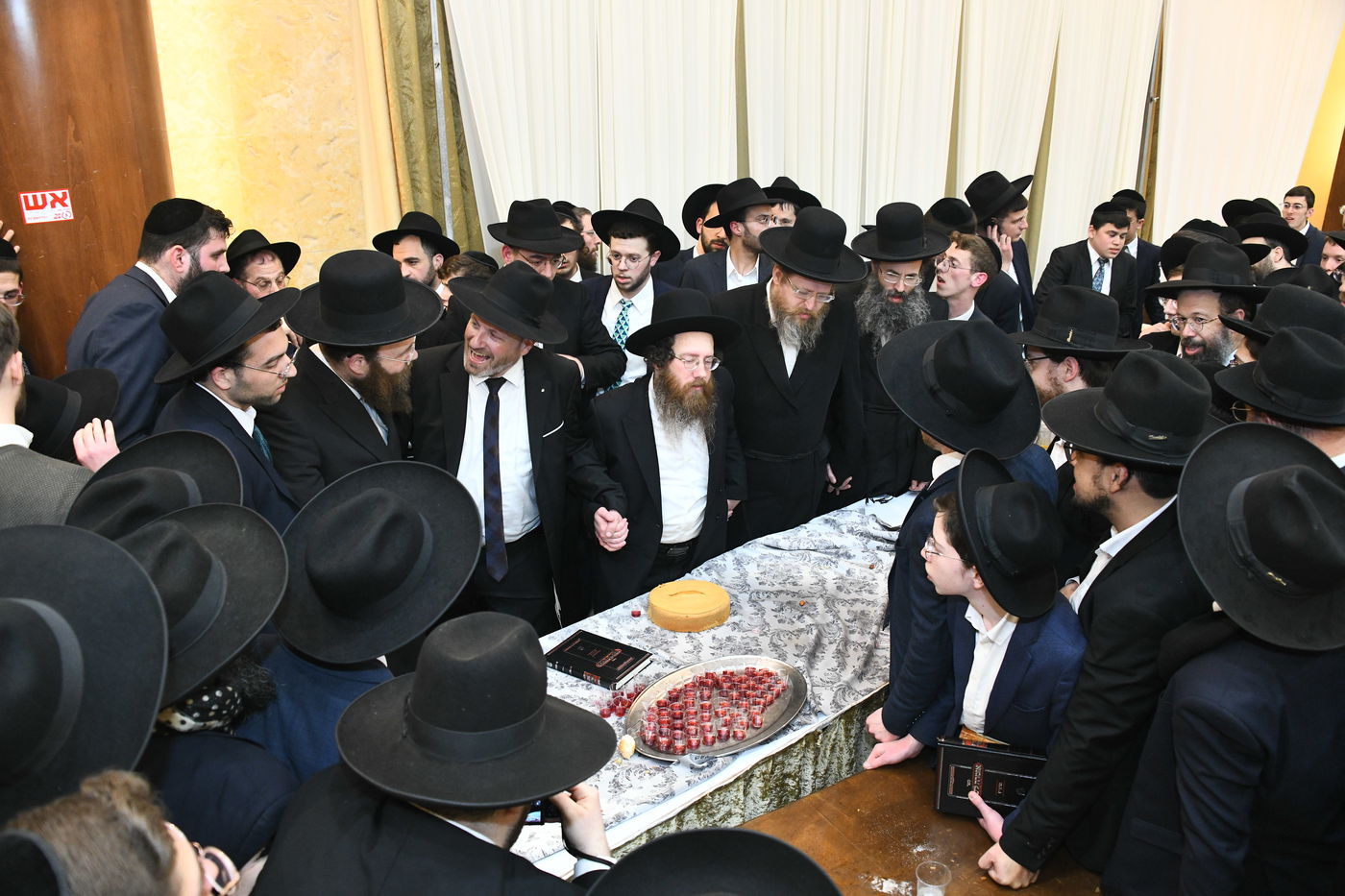 המונים בחתונת בנו של הגאון רבי עמרם פריד • צפו בגלריה