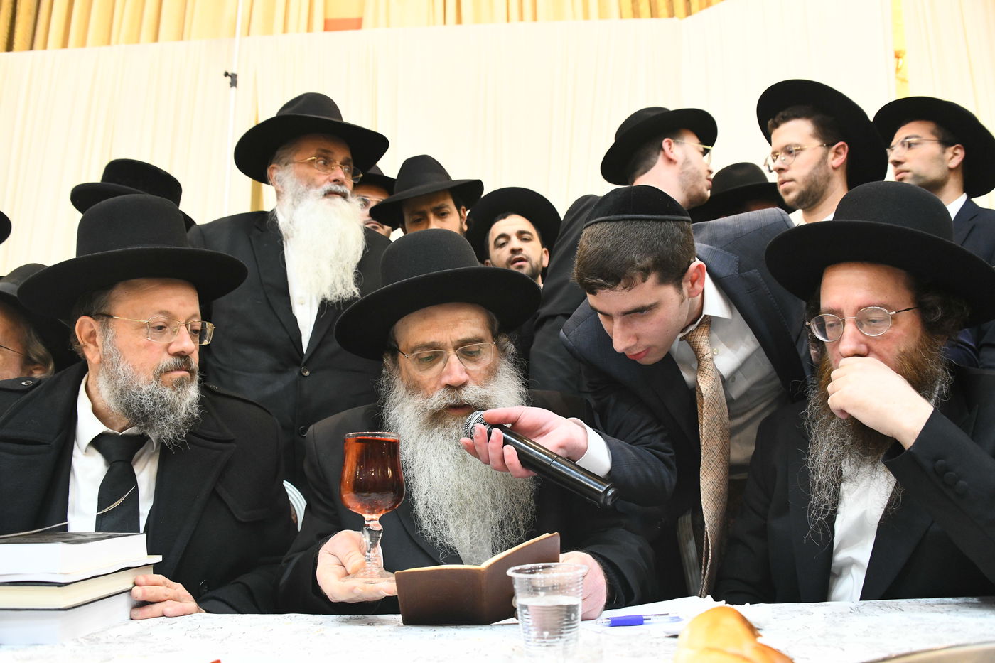 המונים בחתונת בנו של הגאון רבי עמרם פריד • צפו בגלריה