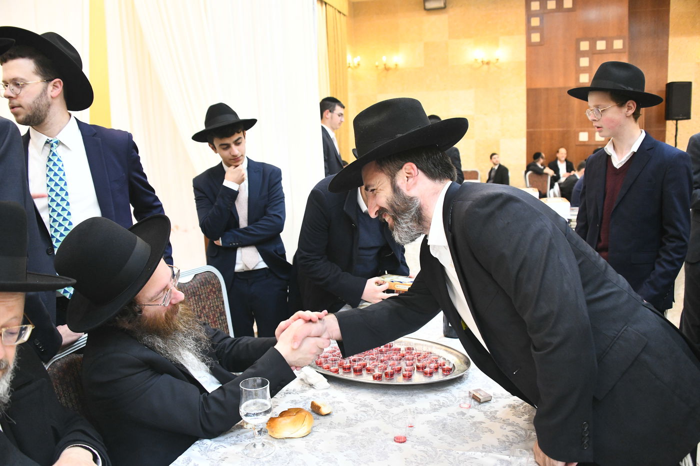 המונים בחתונת בנו של הגאון רבי עמרם פריד • צפו בגלריה