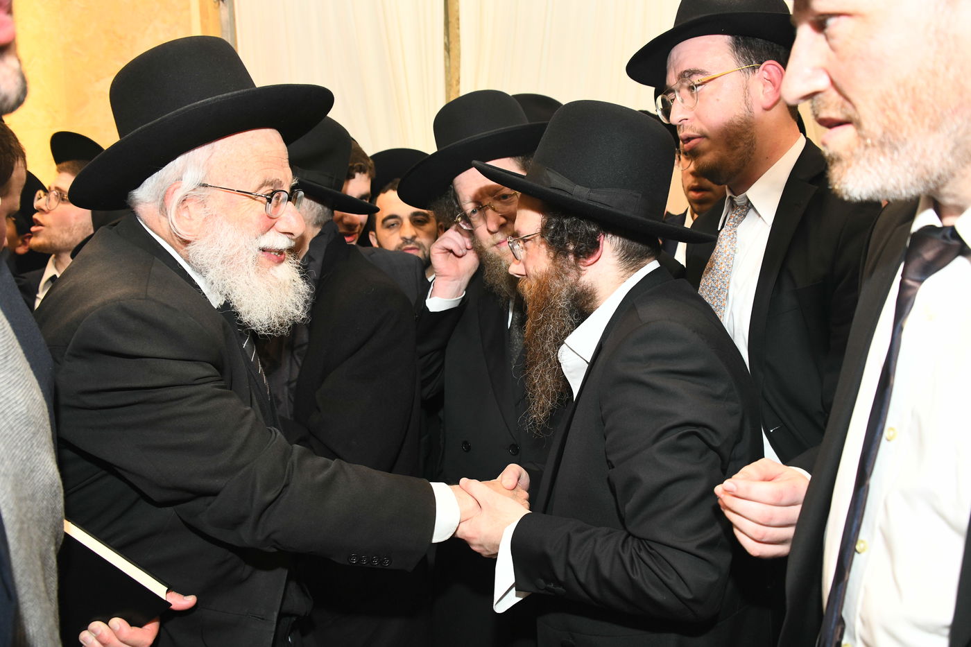 המונים בחתונת בנו של הגאון רבי עמרם פריד • צפו בגלריה